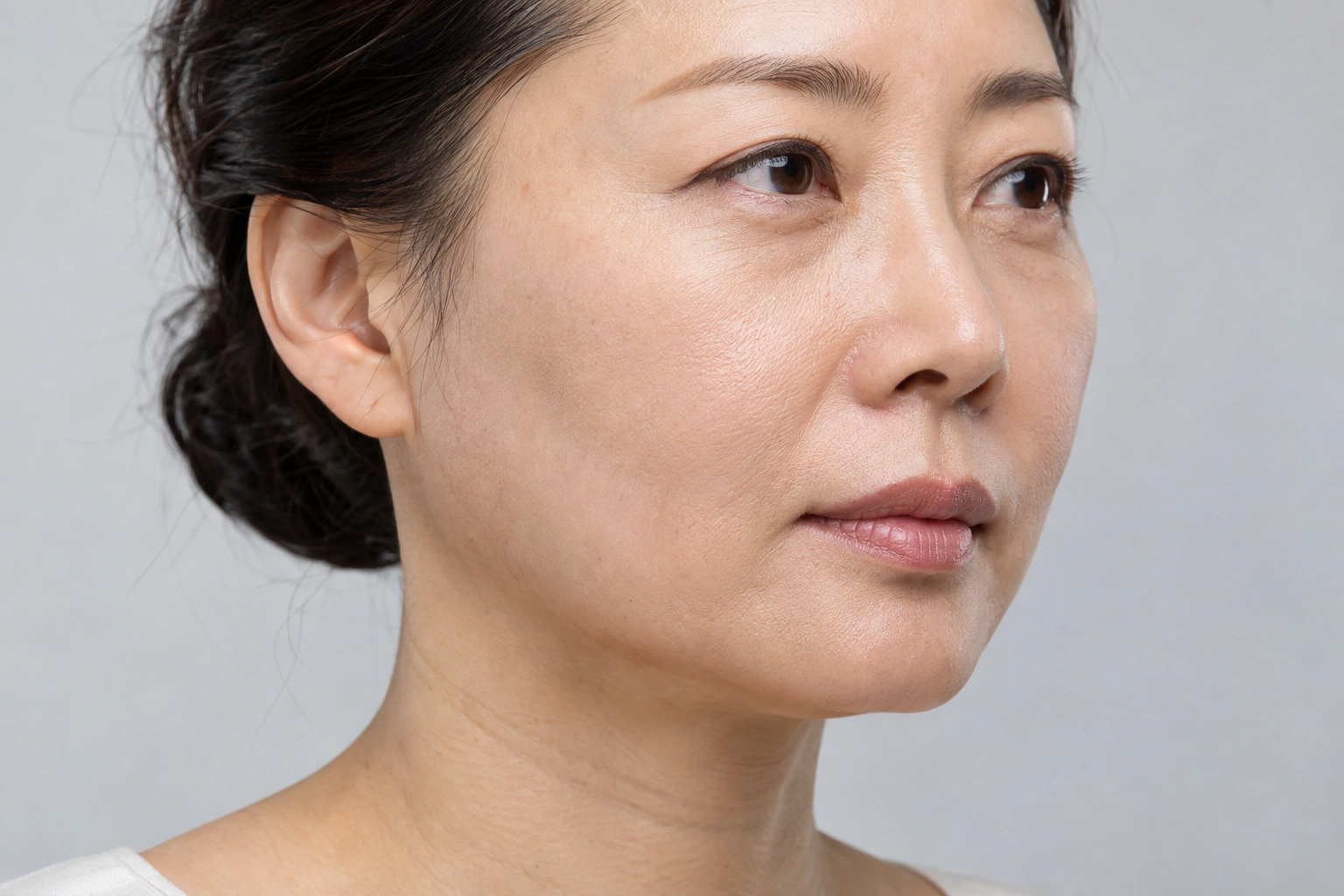 볼과 턱선의 피부결과 볼륨을 함께 살펴보는 AI 설명 이미지