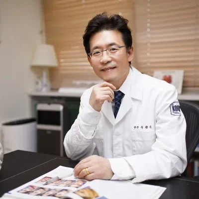 [M메디소비자뉴스] 윤곽수술ㆍ턱 보형물로 인한 ‘앞턱 처짐’… 근육 올리는 재배치 수술로